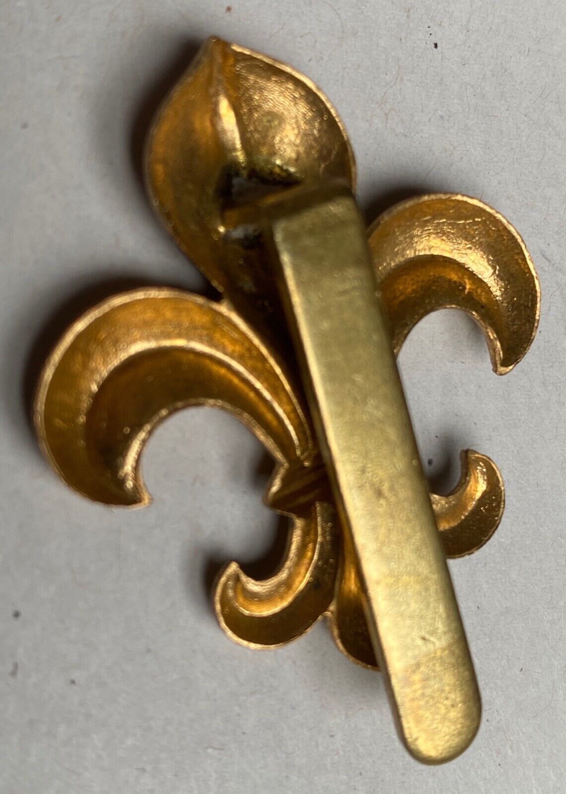 WW1 / WW2 British Army Manchester Regiment gilt brass cap badge. - The Militaria Shop