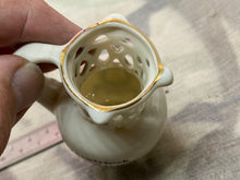 Lade das Bild in den Galerie-Viewer, Original Vintage Crested China Ware Jug, Isle of Wight - The Militaria Shop