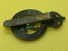 Load image into Gallery viewer, Original WW1 / WW2 British Army The Hertfordshire Regiment Cap Badge - The Militaria Shop