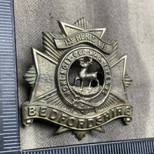 Load image into Gallery viewer, Original WW1 British Army 1st Herts Volunteer Bedfordshire Regiment Cap Badge - The Militaria Shop