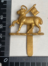 Lade das Bild in den Galerie-Viewer, WW2 British Army - West Surreys Queens Royal Regiment brass cap badge. - The Militaria Shop