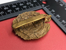 Lade das Bild in den Galerie-Viewer, Original WW1 British Army 10th Batt County of London Paddington Rifles Cap Badge - The Militaria Shop