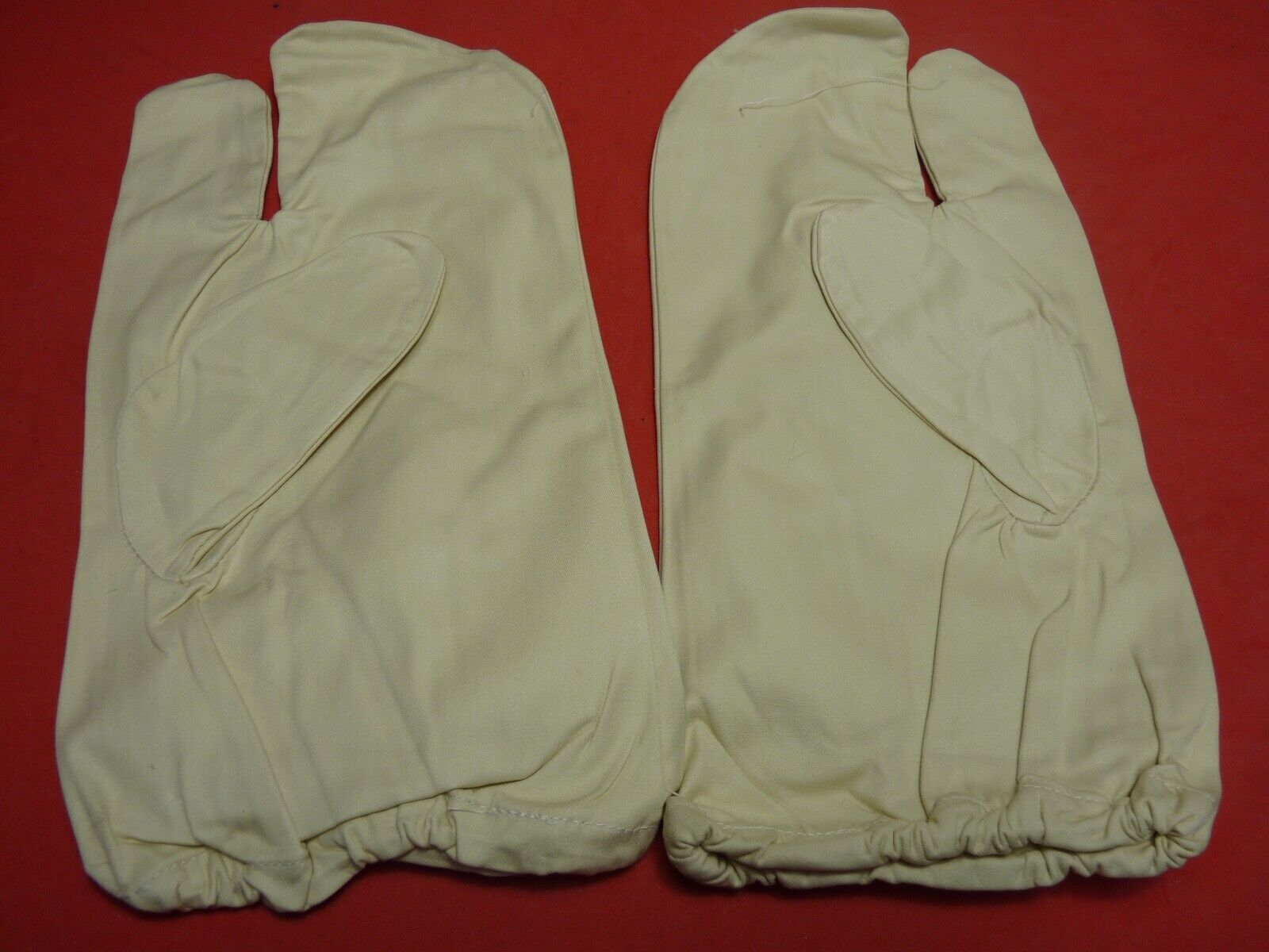 Original WW2 British Army Gunners Winter White Gloves - Dated 1941 - The Militaria Shop