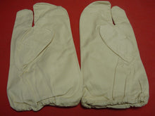 Charger l'image dans la galerie, Original WW2 British Army Gunners Winter White Gloves - Dated 1941 - The Militaria Shop