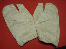 Load image into Gallery viewer, Original WW2 British Army Gunners Winter White Gloves - 1943 - The Militaria Shop