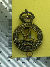 Load image into Gallery viewer, Original WW1 / WW2 British Army The Hertfordshire Regiment Cap Badge - The Militaria Shop