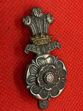Lade das Bild in den Galerie-Viewer, Original British Army Yorkshire Hussars Cap Badge with Rear Slider - The Militaria Shop
