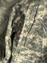 Charger l'image dans la galerie, Vintage US Army Combat Uniform Tactical Digital Camouflage Jacket - 40" Che - The Militaria Shop