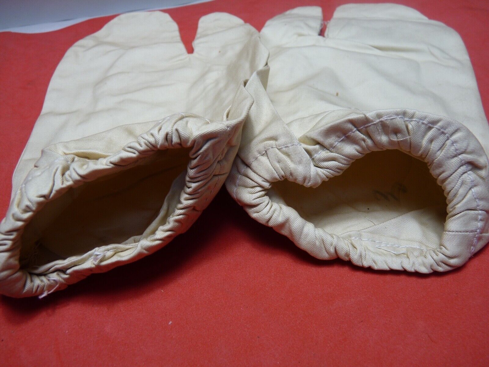 Original WW2 British Army Gunners Winter White Gloves - 1942 - The Militaria Shop