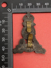 Charger l'image dans la galerie, Original WW2 British Army Cap Badge - Royal Pioneer Corps - Plastic Economy - The Militaria Shop