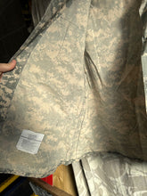 Charger l'image dans la galerie, Vintage US Army Combat Uniform Tactical Digital Camouflage Jacket - 40" Che - The Militaria Shop