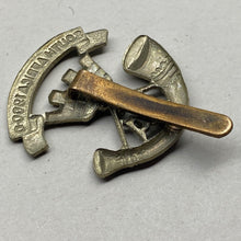 Load image into Gallery viewer, WW1 / WW2 British Army Somerset Light Infantry 1900-1 White Metal Cap Badge. - The Militaria Shop