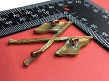 Load image into Gallery viewer, Original WW2 British Army Badge - Signallers Badge - The Militaria Shop