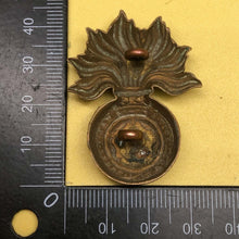 Lade das Bild in den Galerie-Viewer, Original Victorian Era British Army The Royal Fusiliers Cap Badge - The Militaria Shop