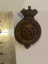 Lade das Bild in den Galerie-Viewer, Original Victorian Crown British Army Grenadier Guards Cap Badge - The Militaria Shop