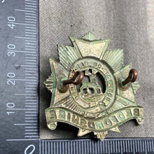 Load image into Gallery viewer, Original WW1 British Army 1st Herts Volunteer Bedfordshire Regiment Cap Badge - The Militaria Shop