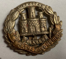 Charger l'image dans la galerie, WW1 / WW2 British Army - Northamptonshire Regiment brass and WM cap badge. - The Militaria Shop