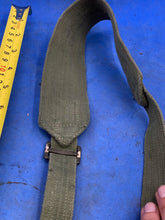 Lade das Bild in den Galerie-Viewer, Original WW2 British Army 44 Pattern Shoulder Strap - 1945 Dated - The Militaria Shop