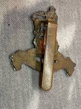 Lade das Bild in den Galerie-Viewer, Original British Army WW1 / WW2 Royal Army Pay Corps Cap Badge - The Militaria Shop
