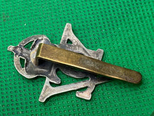 Charger l'image dans la galerie, British Army - 5th Dragoon Royal Inniskilling Guards King's Crown Cap Badge - The Militaria Shop