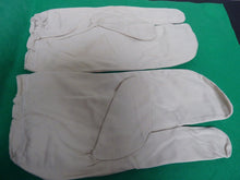 Load image into Gallery viewer, Original WW2 British Army Gunners Winter White Gloves - The Militaria Shop