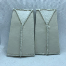 Charger l'image dans la galerie, Fusiliers White Rank Slides / Epaulette Pair Genuine British Army - NEW - The Militaria Shop