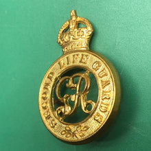 Load image into Gallery viewer, Original WW1 British Army Second Life Guards Cap Badge George V - The Militaria Shop
