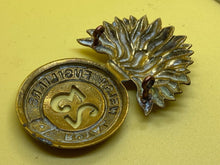 Charger l'image dans la galerie, Original British Army Victorian 23rd Foot Royal Welsh Fusiliers Glengarry Badge - The Militaria Shop