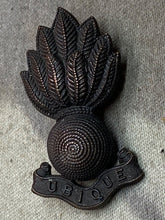 Load image into Gallery viewer, Original WW1 / WW2 British Army Royal Artillery Bronze Cap / Collar Badge - The Militaria Shop