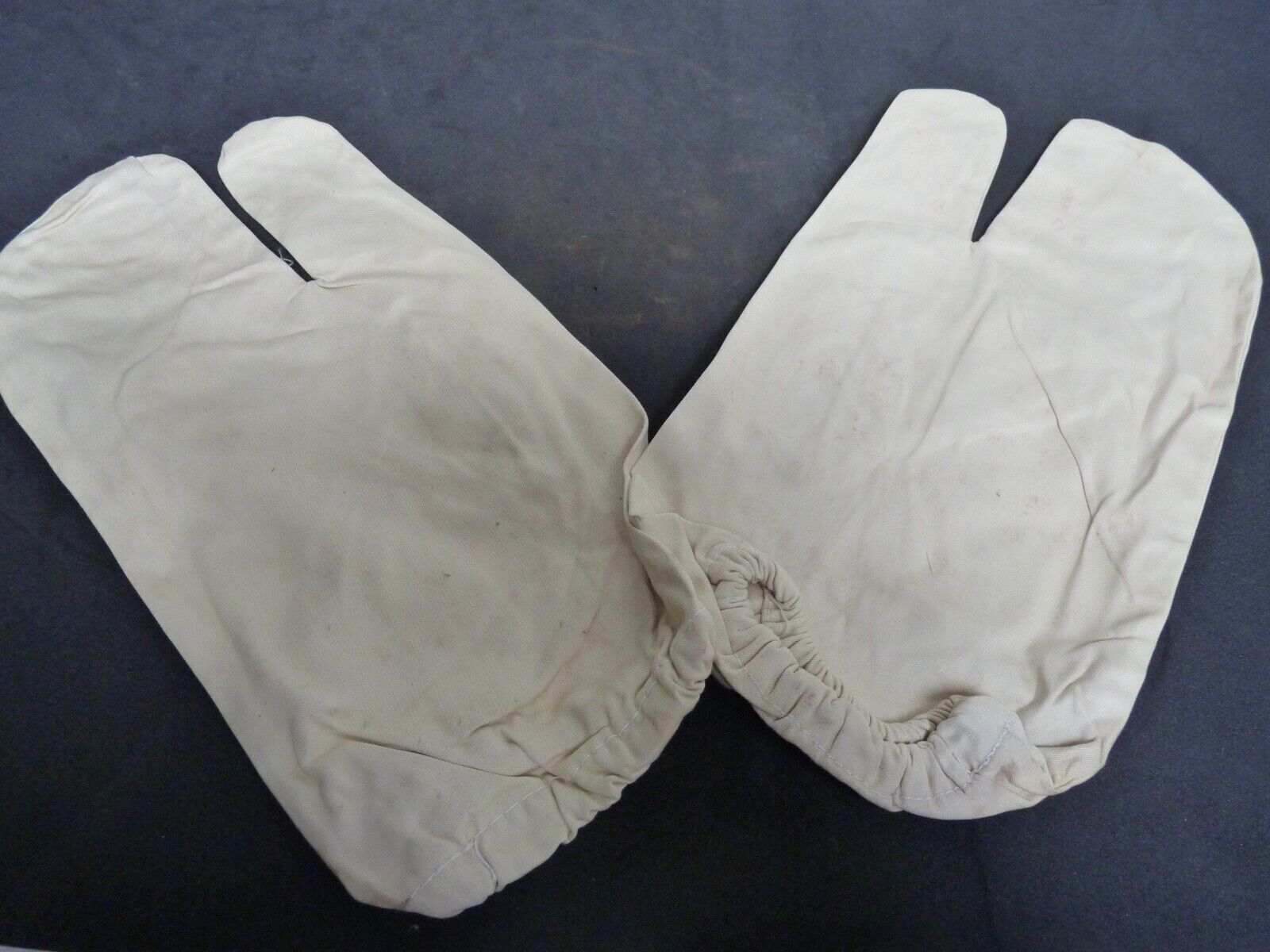 Original WW2 British Army Gunners Winter White Gloves - The Militaria Shop