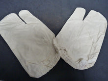 Load image into Gallery viewer, Original WW2 British Army Gunners Winter White Gloves - The Militaria Shop