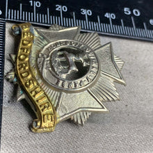 Load image into Gallery viewer, Original WW1 British Army Bedfordshire Regiment Cap Badge - The Militaria Shop