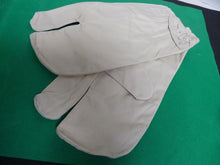 Load image into Gallery viewer, Original WW2 British Army Gunners Winter White Gloves - The Militaria Shop