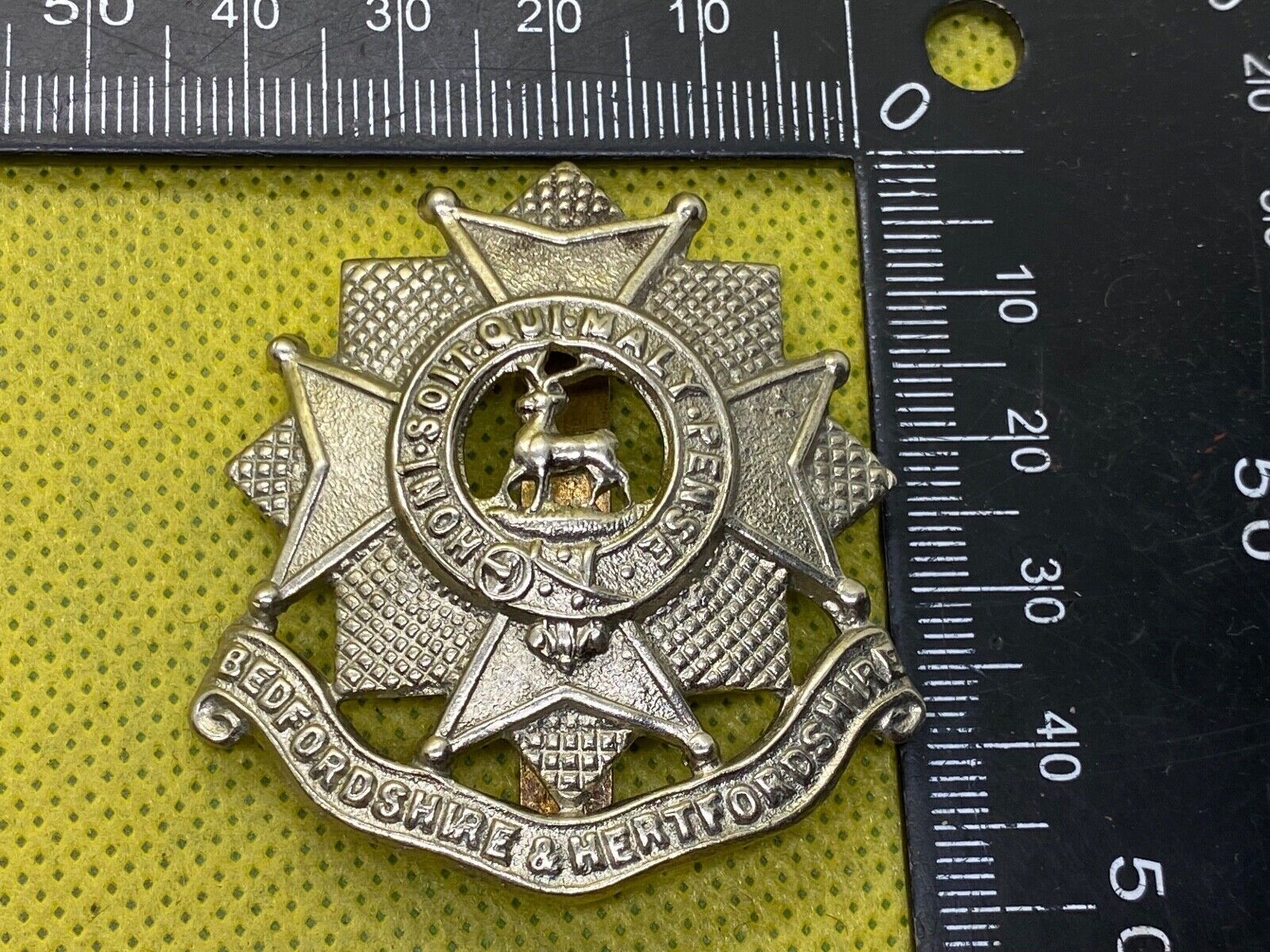 British Army Bedfordshire and Hertfordshire Cap Badge. Maker Marked - The Militaria Shop