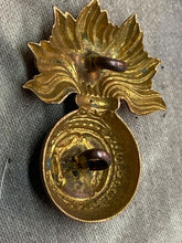 Lade das Bild in den Galerie-Viewer, Original WW1 / WW2 British Army Fusiliers - Victorian Variation - Cap Badge - The Militaria Shop