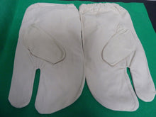 Load image into Gallery viewer, Original WW2 British Army Gunners Winter White Gloves - The Militaria Shop