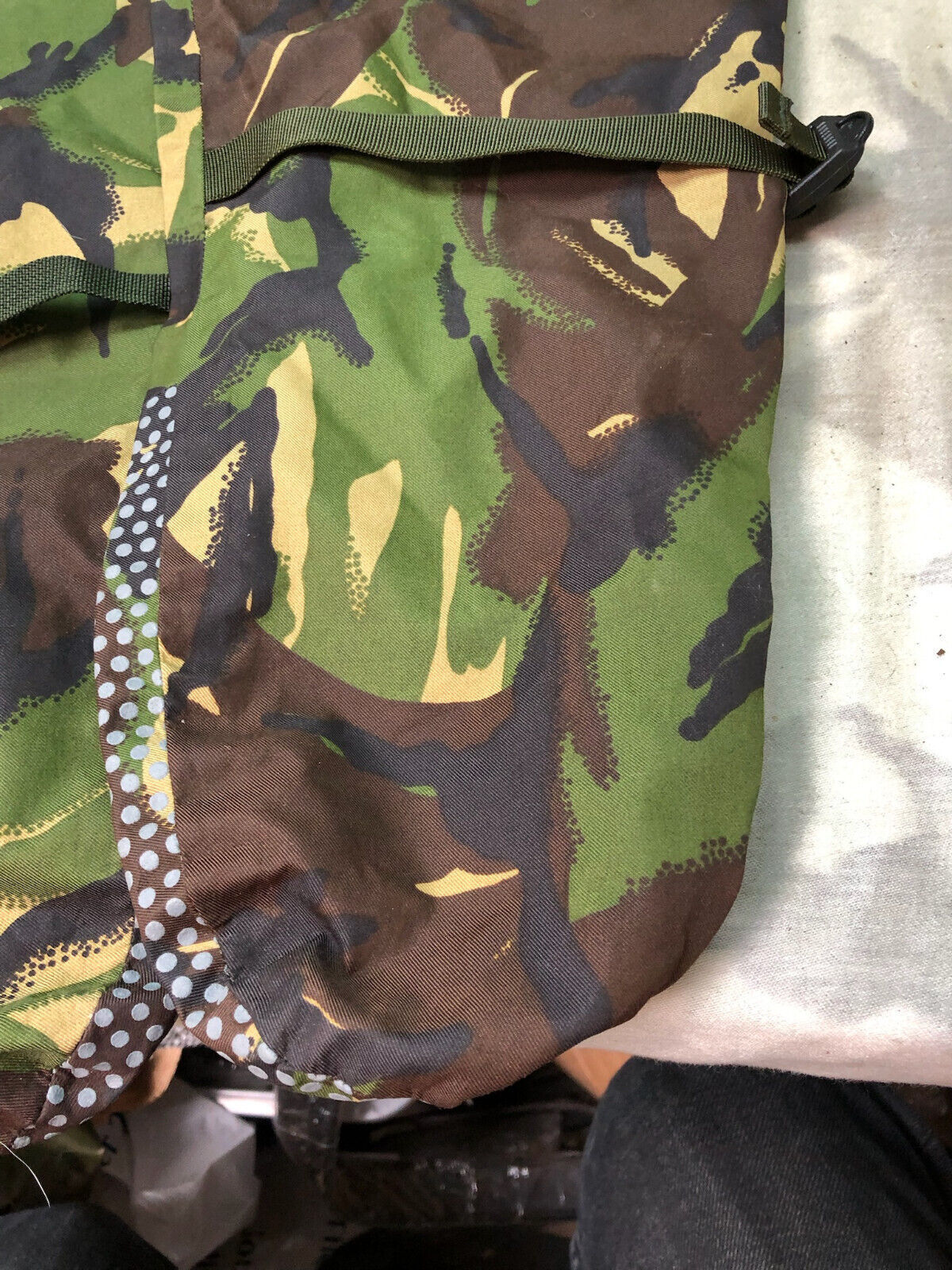 Genuine British Army DPM Camouflaged Goretex Outer Mittens - Size - Medium - The Militaria Shop