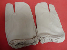 Load image into Gallery viewer, Original WW2 British Army Gunners Winter White Gloves - The Militaria Shop