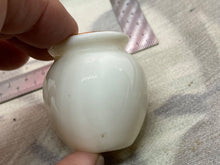 Lade das Bild in den Galerie-Viewer, Original Vintage Crested China Ware Jug - Isle of Wight - The Militaria Shop