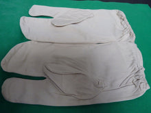Load image into Gallery viewer, Original WW2 British Army Gunners Winter White Gloves - The Militaria Shop