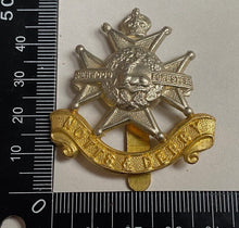 Charger l'image dans la galerie, WW1 / WW2 British Army - Notts & Derby white metal and brass cap badge. - The Militaria Shop