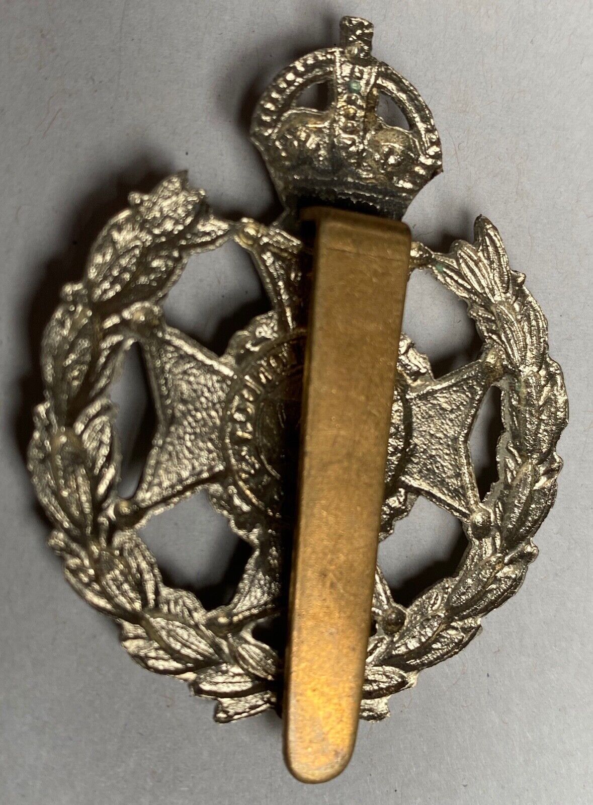 A British Army 19th County of London white metal cap badge. - The Militaria Shop