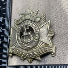 Load image into Gallery viewer, Original WW1 British Army 1st Herts Volunteer Bedfordshire Regiment Cap Badge - The Militaria Shop