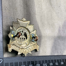 Load image into Gallery viewer, Original WW1 British Army Bedfordshire Regiment Cap Badge - The Militaria Shop