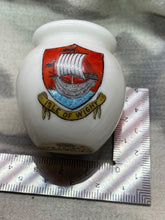 Lade das Bild in den Galerie-Viewer, Original Vintage Crested China Ware Jug - Isle of Wight - The Militaria Shop