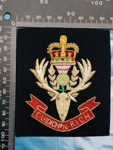 Lade das Bild in den Galerie-Viewer, British Army Bullion Embroidered Blazer Badge - Queen's Own Highland Regime - The Militaria Shop