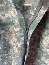 Lade das Bild in den Galerie-Viewer, Geuine US Combat Uniform - Medium Regular - 41" Chest - The Militaria Shop