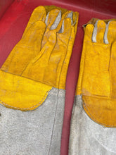 Lade das Bild in den Galerie-Viewer, British Army Pair of Welding Gloves. WD Marked in Used Condition - The Militaria Shop
