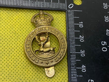 Charger l'image dans la galerie, British Army King's Crown Herefordshire Regiment Cap Badge. - The Militaria Shop