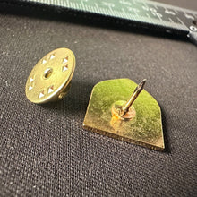 Lade das Bild in den Galerie-Viewer, York & Lancaster - NEW British Army Military Cap/Tie/Lapel Pin Badge - The Militaria Shop